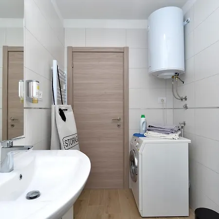 House Mirna 2177 度假居