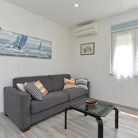 בית נופש House Mirna 2177