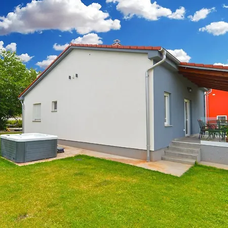 House Mirna 2177 *